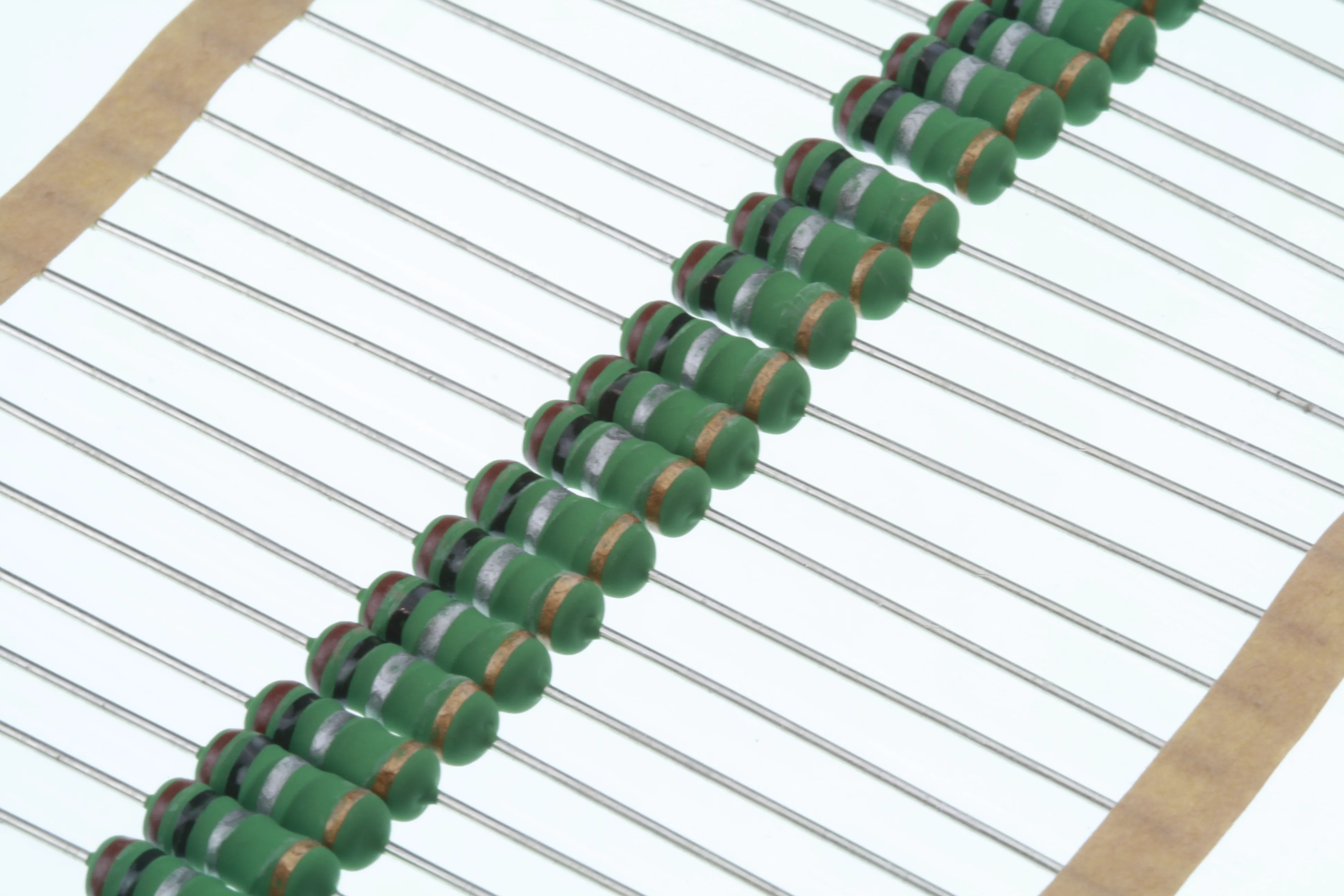[84315] Resistor 0411 1W 5% 0,1R Taped