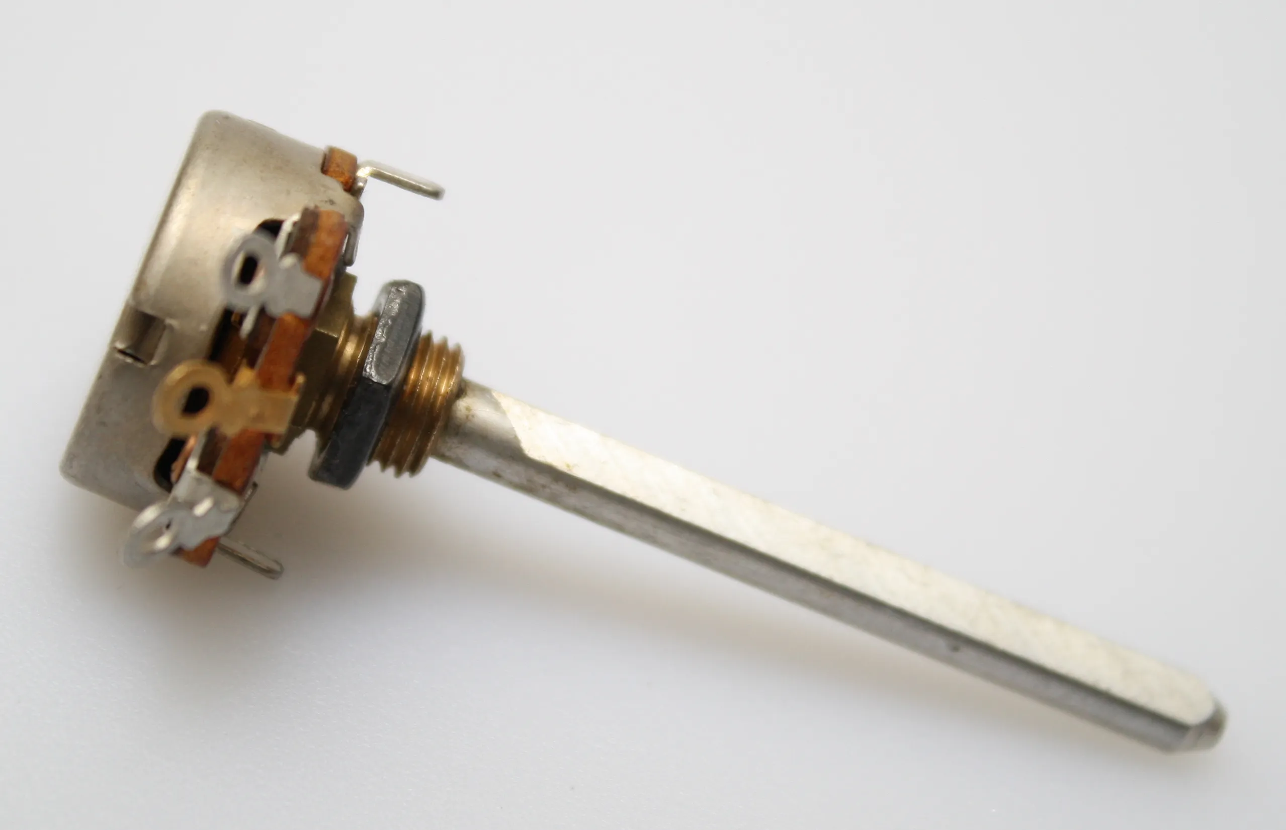 [111522] Potentiometer 18/4(3) Mono Lin 22K metalaksel 4/3mm.