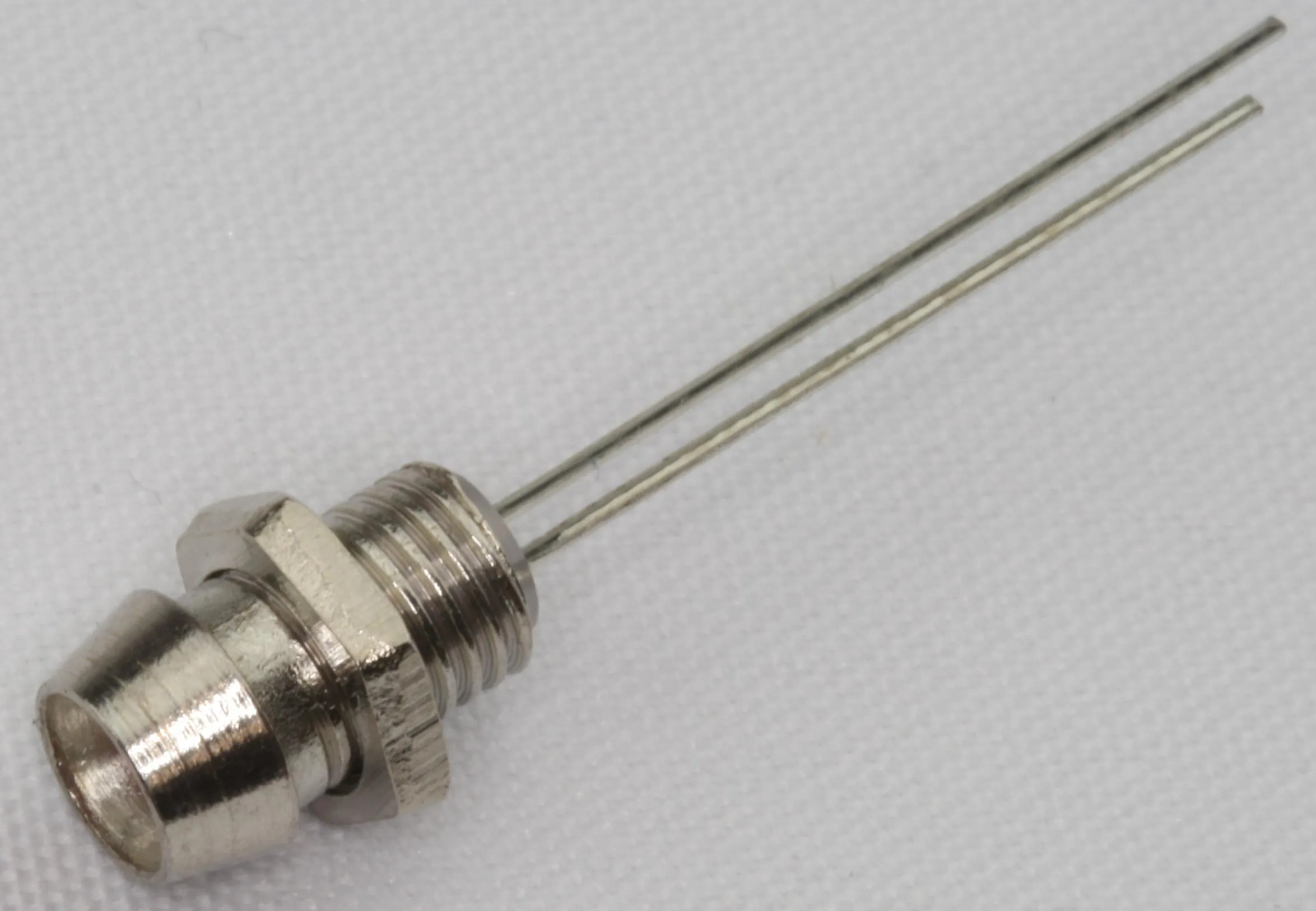 [91349] LED 3 mm. i fatning 2,1V rød lowcost Hul: 6mm.