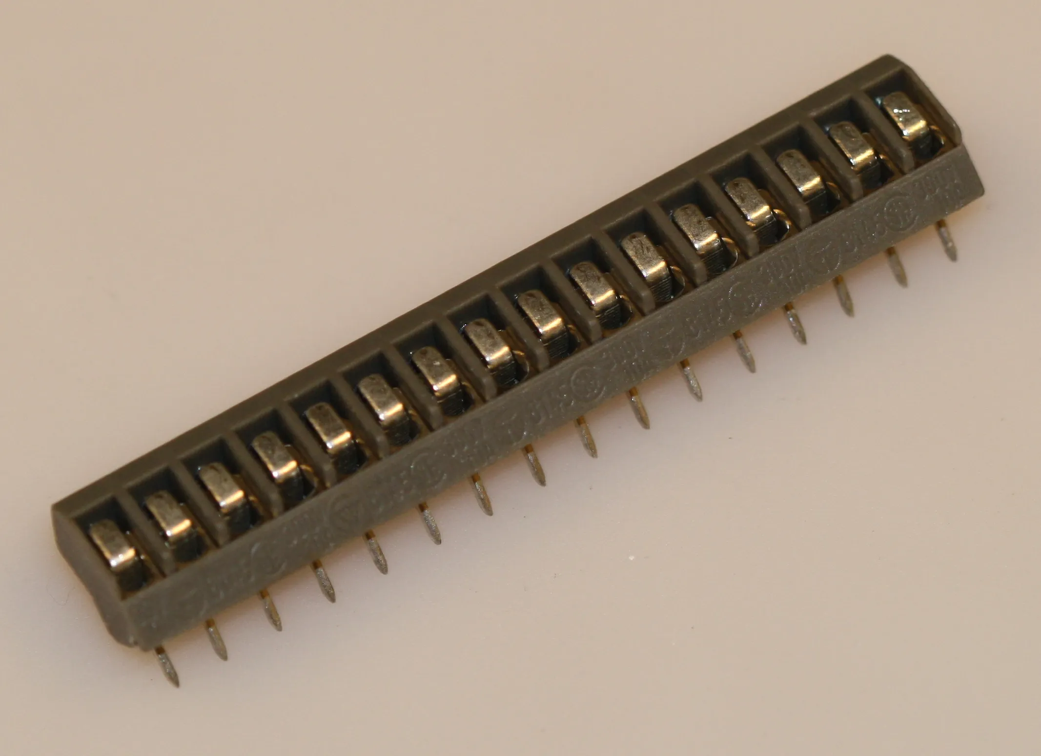 Term.Block 250V 16-Pole 45° Grey | B2C