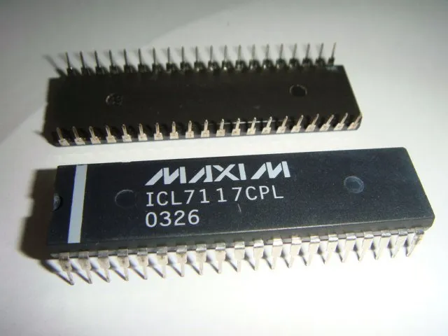 [130001] 31/2 Digit/ LCD/LED Display/ A/D Converter with Display Hold DIP-40