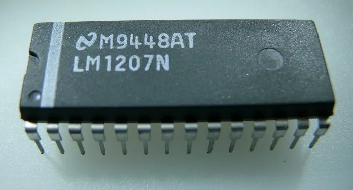 [130881] 130 MHz/85 MHz RGB Video Amplifier System with Blanking DIP-28