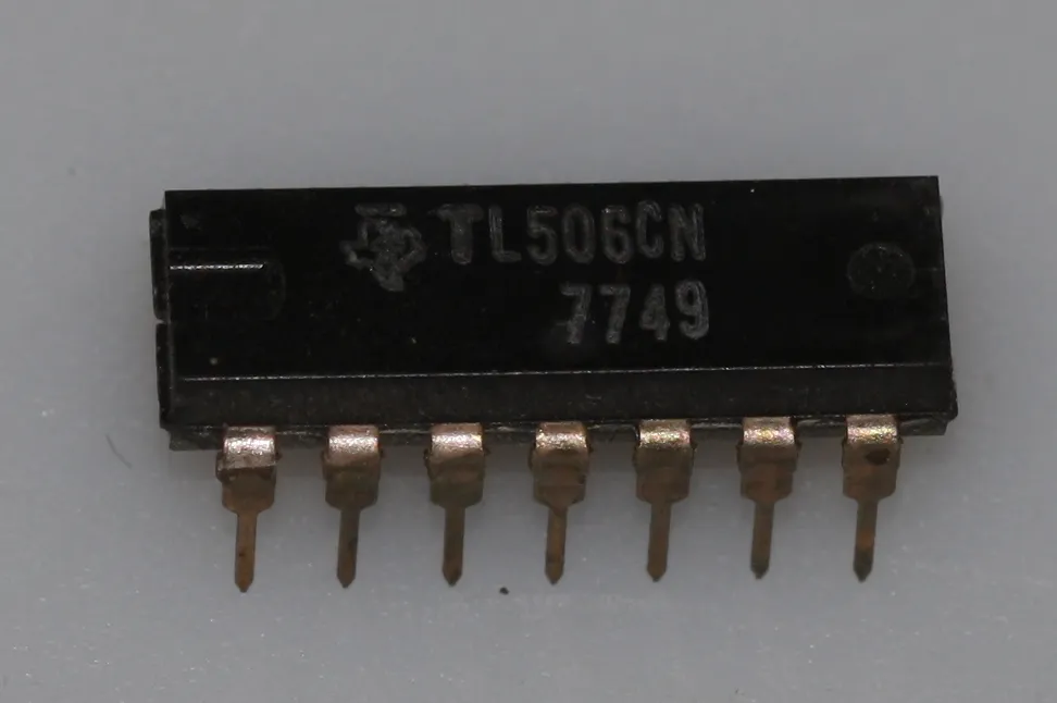[131373] Dual Differential Comparators with Strobes DIP-14