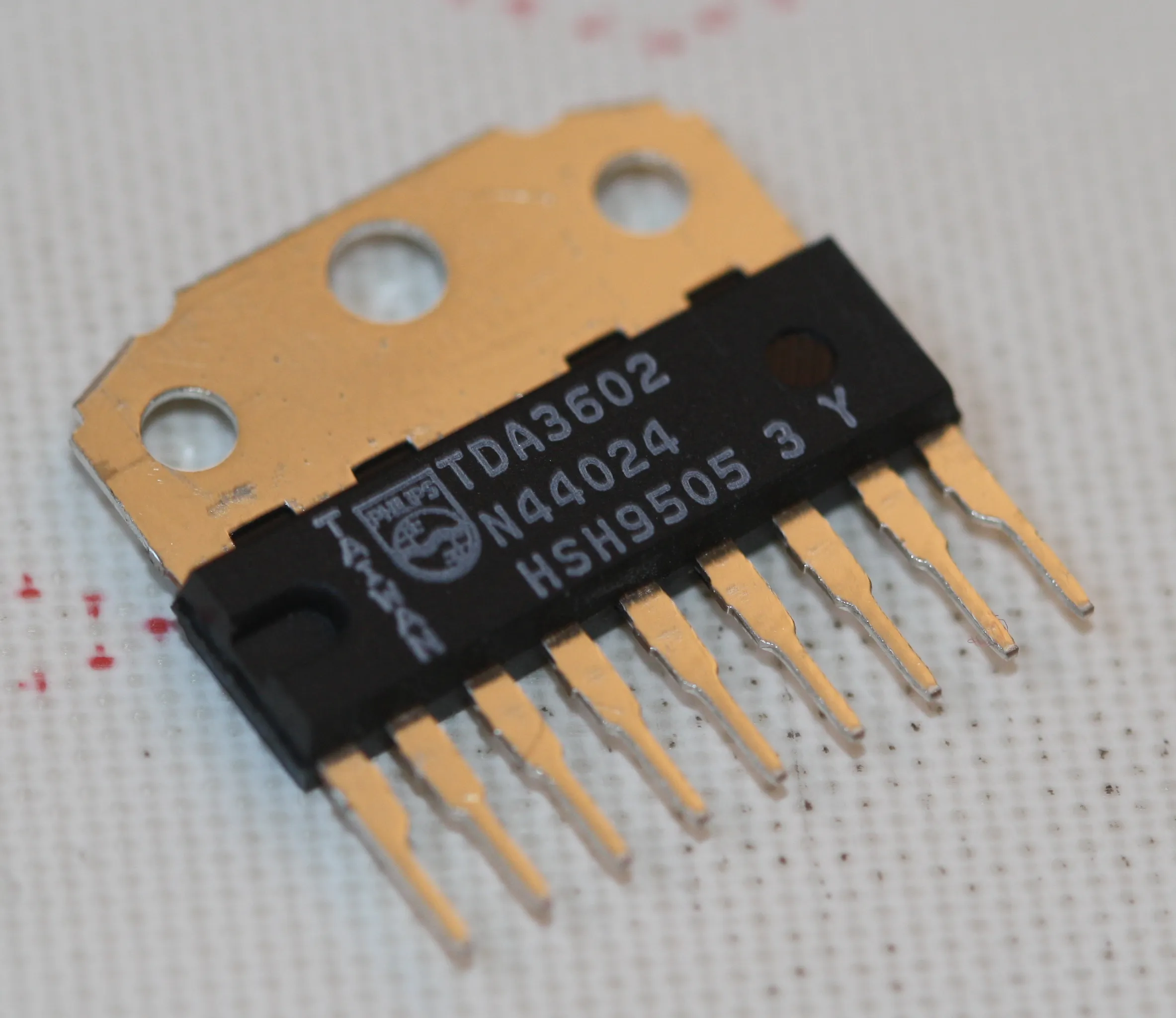 [99904] Multiple output voltage regulator SIP-9