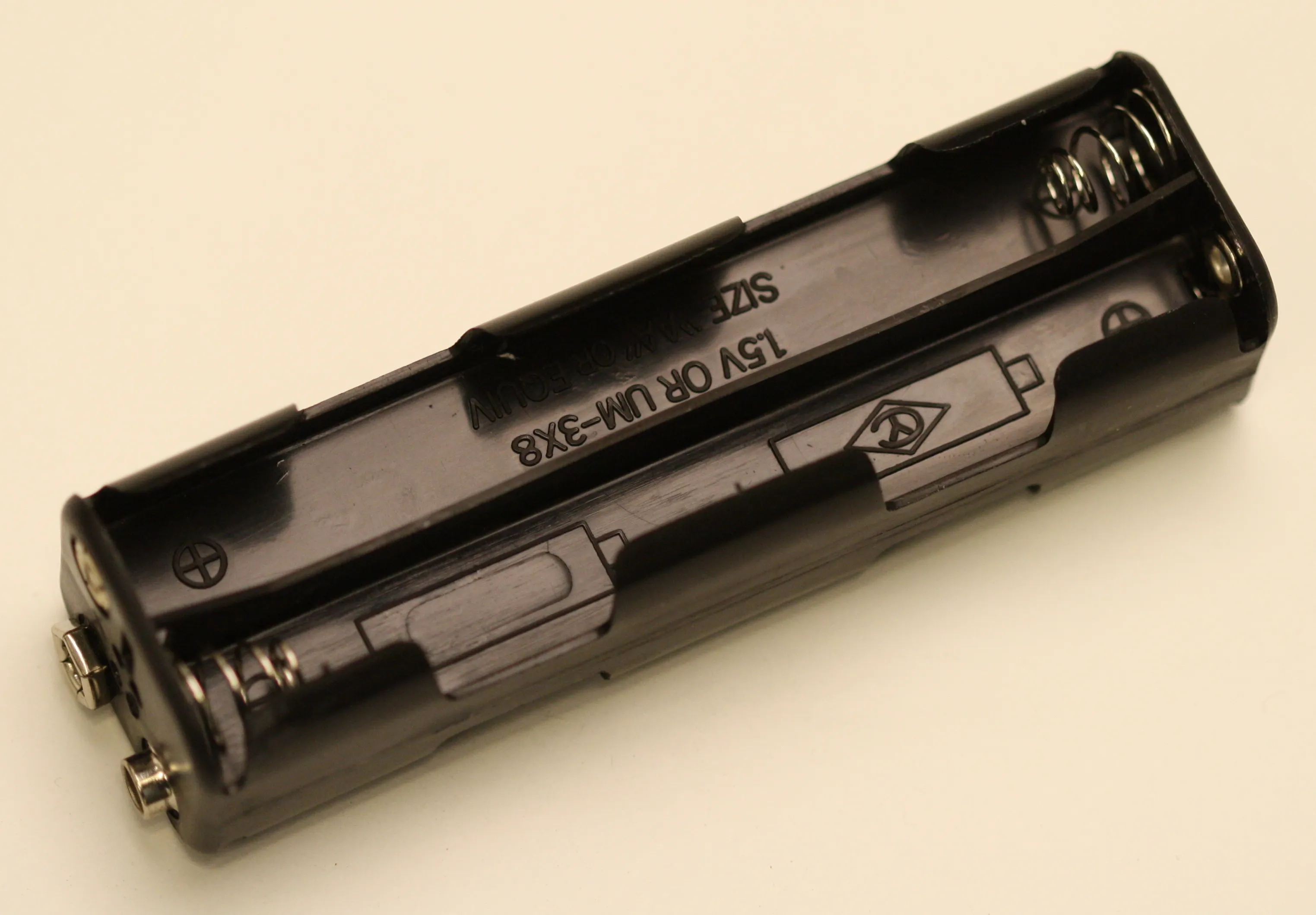 [124085] Batteriholder 8 x AA snaplås
